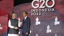 Perdana Menteri India Narendra Modi menyapa Presiden Indonesia Joko Widodo atau Jokowi yang menyambutnya pada hari pertama Konferensi Tingkat Tinggi (KTT) G20 di Nusa Dua, Bali, Selasa (15/11/2022) pagi.  Setidaknya total 17 kepala negara G20 akan menghadiri KTT dua hari ini. (Kevin Lamarque/Pool via AP)
