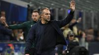 Pelatih Barcelona asal Jerman, Hans-Dieter Flick, meneriakkan instruksi kepada para pemainnya dari pinggir lapangan selama pertandingan leg kedua semifinal Liga Champions UEFA antara Inter Milan dan FC Barcelona di stadion San Siro di Milan, Rabu dini hari WIB (7-5-2025). (PIERO CRUCIATTI/AFP)