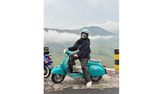 Potret Sintya Marisca Kendarai Vespa (Sumber: Instagram/sintyamarisca)