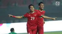 Pemain Timnas Indonesia, Septian David Maulana (kiri) merayakan gol ke gawang Kamboja pada laga persahabatan di Stadion Patriot Candrabhaga, Bekasi, Rabu (4/10). Timnas Indonesia menang 3-1 atas Kamboja. (Liputan6.com/Helmi Fithriansyah)