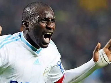 Selebrasi gol striker dan kapten Olympique Marseille Mamadou Niang di laga lanjutan Ligue 1 melawan Rennes di Velodrome Stadium, 5 Mei 2010. AFP PHOTO / GERARD JULIEN 