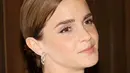 <p>Emma Watson menghadiri makan malam The Kering Foundation's Caring for Women di The Pool on Park Avenue, New York City, Amerika Serikat, 15 September 2022. Emma makin cantik dengan sepasang anting-anting perak. (Dia Dipasupil/Getty Images/AFP)</p>
