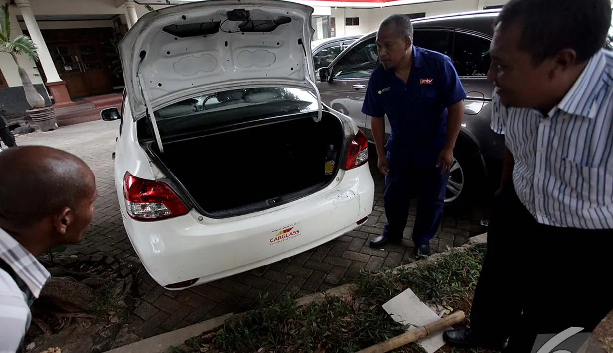  Sebuah taksi Express sedang diperiksa terkait adanya laporan yang menyebutkan perampokan yang menggunakan taksi berwarna putih, Jakarta, Kamis (4/12/2014). (Liputan6.com/Johan Tallo)