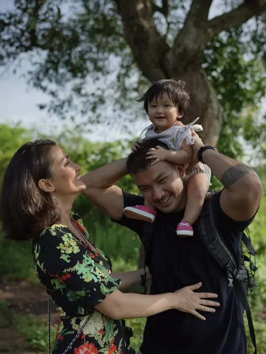 Sungguh beruntung Atiqah, selain memiliki anak yang menggemaskan namun ia juga memiliki seorang suami yang tampan dan romantis. Terbukti saat dirinya berulang tahun dengan mendapatkan kejutan. (Instagram/riodewanto)