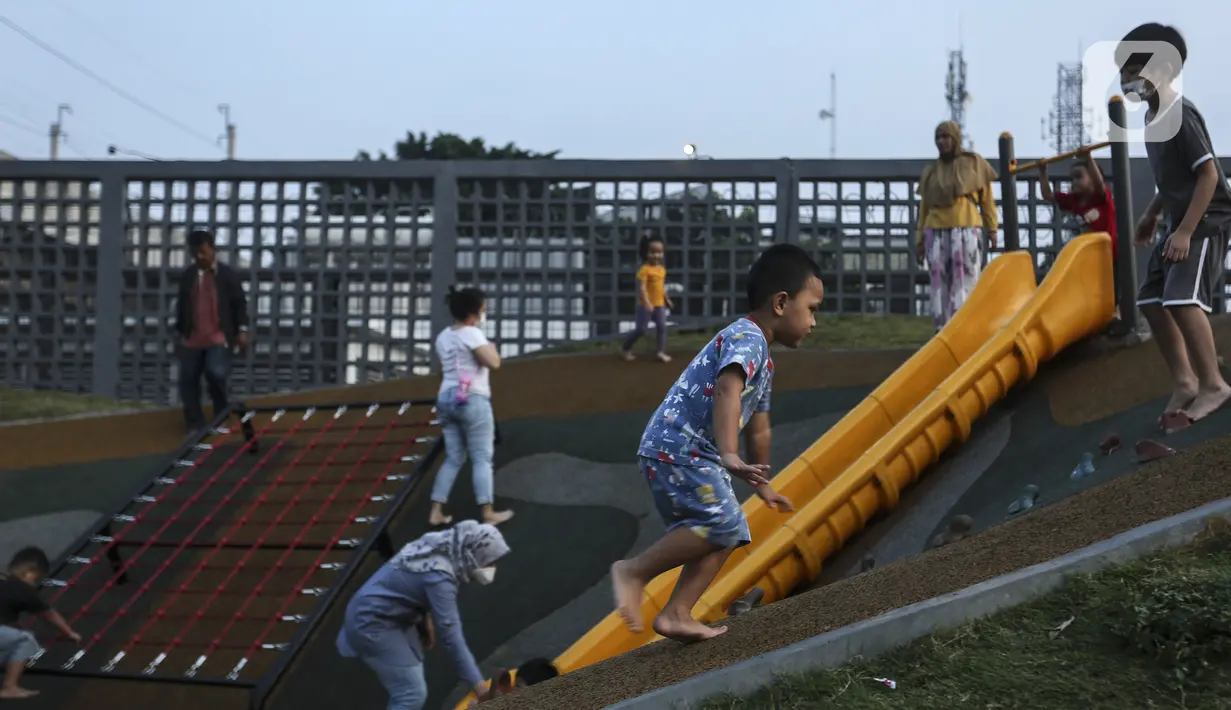 Anak-anak bermain di Taman Sambas Asri, Jakarta, Sabtu (18/6/2022). Menteri Pariwisata dan Ekonomi Kreatif Sandiaga Salahuddin Uno mendeklarasikan Taman Rekreasi Aman, Nyaman, dan Menyenangkan untuk memastikan keamanan dan keselamatan warga maupun wisatawan. (Liputan6.com/Johan Tallo)