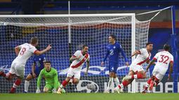 Pemain Southampton Che Adams (kedua kanan) melakukan selebrasi usai mencetak gol ke gawang Chelsea pada pertandingan Liga Premier Inggris di Stamford Bridge, London, Inggris, Sabtu (17/10/2020). Pertandingan berakhir dengan skor 3-3. (Mike Hewitt/Pool via AP)