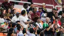 Seorang suporter Senegal memperlihatkan kemampuannya dalam melakukan juggling pada laga 16 Besar Piala Dunia U-17 2023 antara Timnas Prancis U-17 melawan Timnas Senegal U-17 yang berlangsung di Jakarta Internetional Stadium (JIS), Jakarta, Rabu (22/11/2023). (Bola.com/Bagaskara Lazuardi)