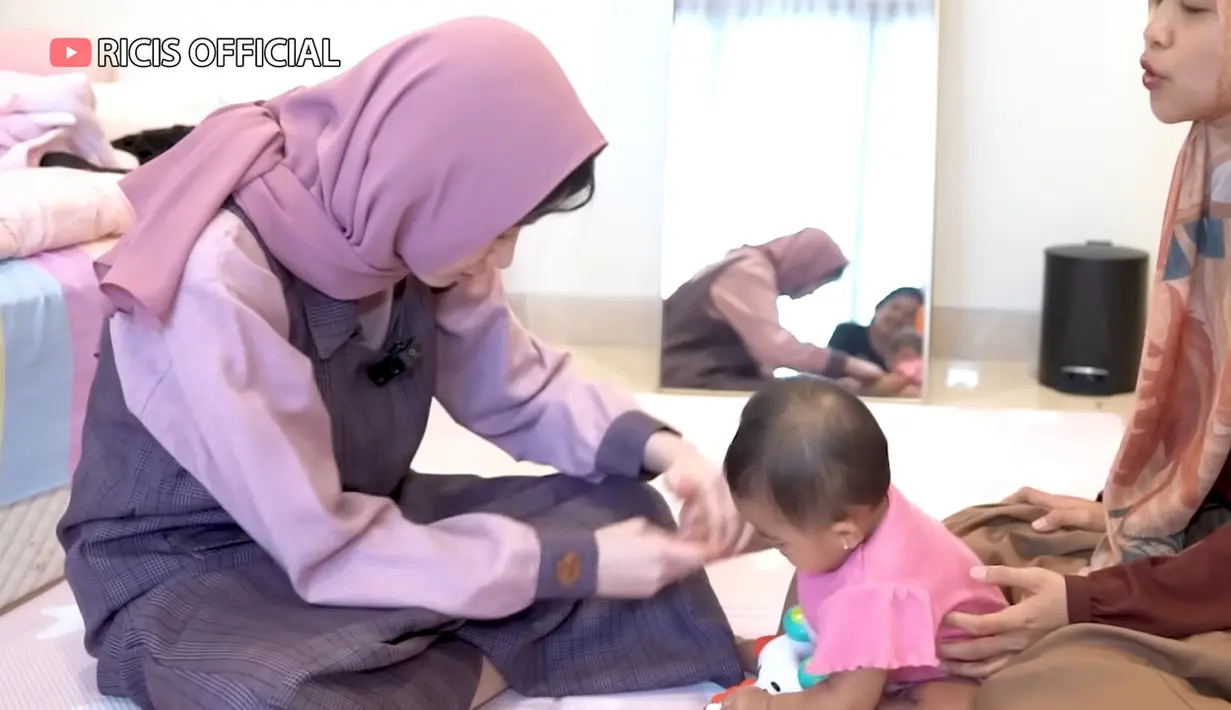 Catheez sudah mengatakan tak mau bahas keluarga, tapi terus didesak. Ricis akhirnya ramai mendapat kritik dari netizen. [YouTube Ricis Official]