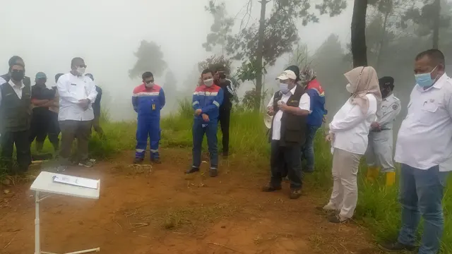 Kepala Dinas Kehutanan Provinsi Jawa Barat Epi Kustiawan menberikan penjelasannya di sela-sela rencana penanaman bibit tanaman di area lahan kritis blok Karaha, yang didukung PGE Karaha, Tasikmalaya.