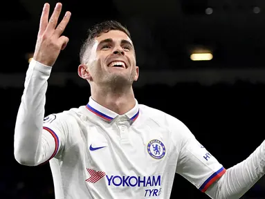 Gelandang Chelsea, Christian Pulisic, merayakan gol yang dicetaknya ke gawang Burnley pada laga Premier League di Stadion Turf Moor, Burnley, Sabtu (26/10). Burnley kalah 2-4 dari Chelsea. (AP/Anthony Devlin)