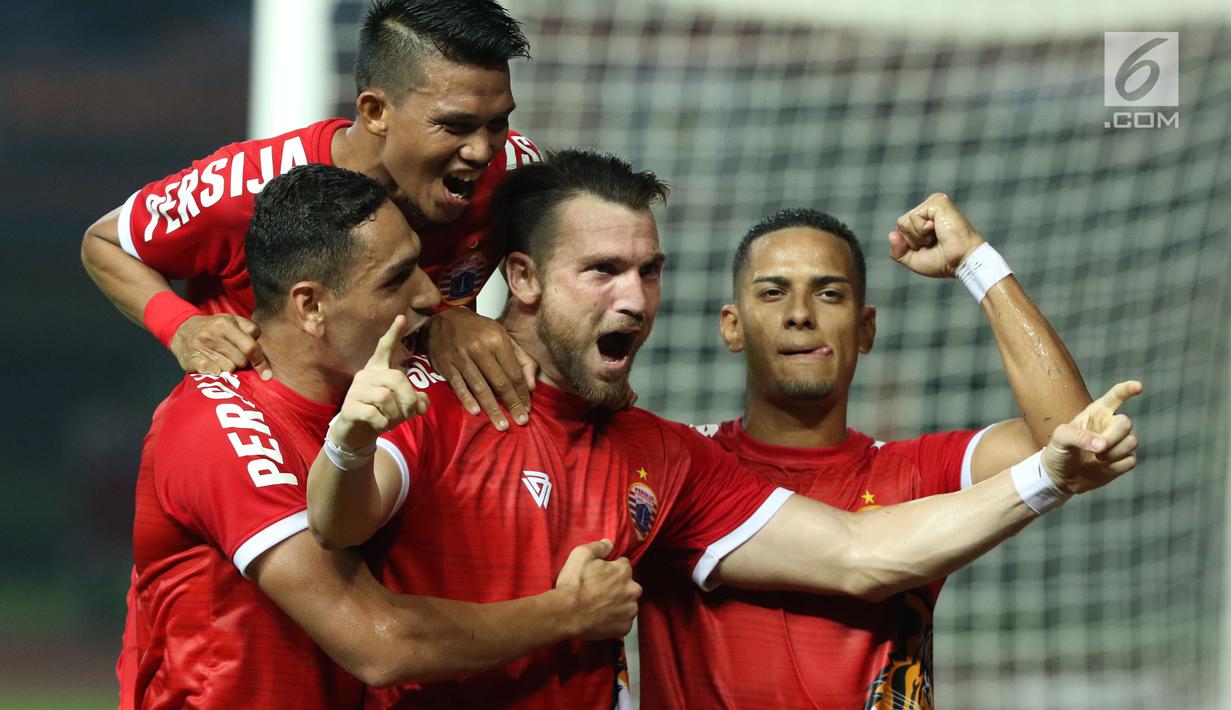 Pemain Persija merayakan gol yang dicetak Marko Simic (kedua kanan) saat laga persahabatan melawan Selangor FA di Stadion Patriot Candrabhaga, Bekasi, Kamis (6/9). Babak pertama berakhir imbang 1-1. (Liputan6.com/Helmi Fithriansyah)
