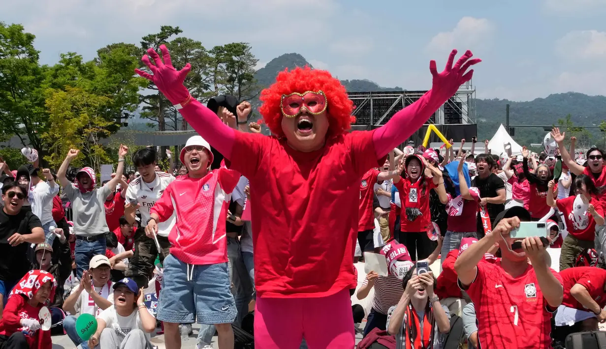 Penggemar sepak bola merayakan gol kedua yang dicetak Timnas Korea Selatan ke gawang Republik Ceko pada pertandingan sepak bola Grup A Piala Dunia 2026, di tempat penonton umum di Seoul, Korea Selatan, Jumat 12 Juni 2026. (AP Photo/Ahn Young-joon)