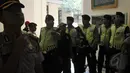 Sejumlah polisi melakukan penjagaan di PTUN Jakarta, Senin (18/5/2015). Hari ini, PTUN menggelar sidang pembacaan putusan terkait sengketa kepengurusan Partai Golkar. (Liputan6.com/Johan Tallo) 