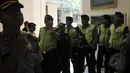 Sejumlah polisi melakukan penjagaan di PTUN Jakarta, Senin (18/5/2015). Hari ini, PTUN menggelar sidang pembacaan putusan terkait sengketa kepengurusan Partai Golkar. (Liputan6.com/Johan Tallo) 