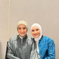Keduanya jadi model suguhkan koleksi terbaru dari Testimo by Sari Batubara. (Instagram @adeliapasha)