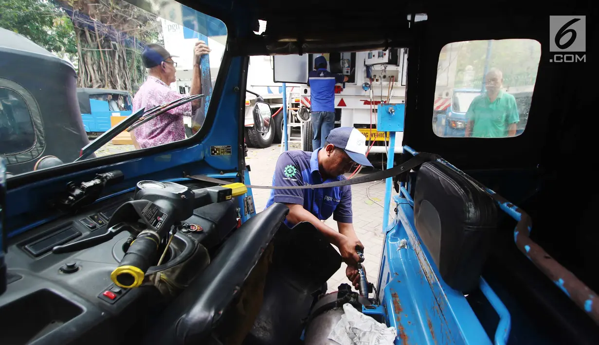 Petugas melayani pengisian BBG di kawasan Monas, Jakarta, Jumat (14/7). PT Perusahaan Gas Negara (Persero) Tbk (PGN) bakal membangun 60 unit Stasiun Pengisian Bahan Bakar Gas (SPBG) hingga 2019. (Liputan6.com/Angga Yuniar)