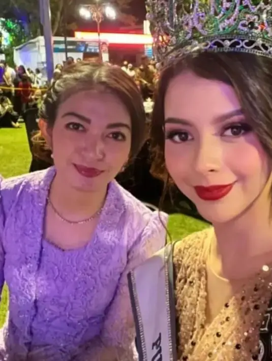 Berkebaya ungu brokat, Selvi tampil dengan lipstik merah yang menjadi on point pada penampilannya. [@selvi_ananda_]