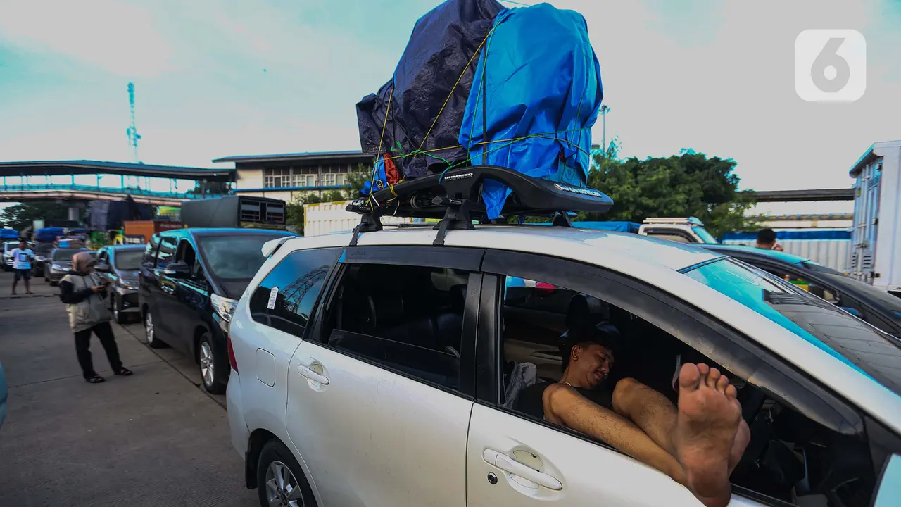 Antre Semalaman Para Pemudik Terpaksa Tidur di Dermaga Pelabuhan