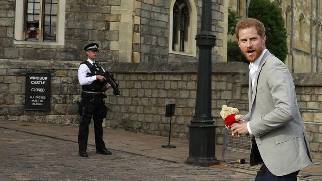 Jelang Pernikahan, Pangeran Harry Sapa Warga di Luar Kastil Windsor