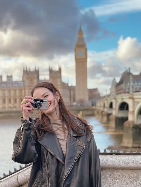 Ia mengenakan long john cokelat berlapis jaket kulit yang trendy [instagram/enzystoria]