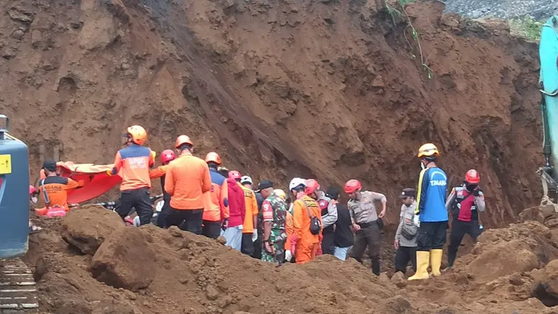 Proses pencarian korban tebing longsor di Lumajang. (Istimewa)