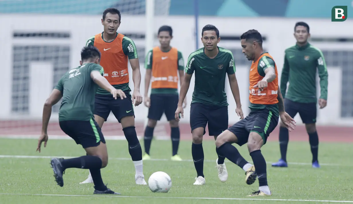 Pemain Indonesia melakukan sesi latihan di Stadion Wibawa Mukti, Jawa Barat, Jumat (02/11/2018). Latihan tersebut dalam rangka persiapan jelang laga Piala AFF 2018.  (Bola.com/M Iqbal Ichsan)