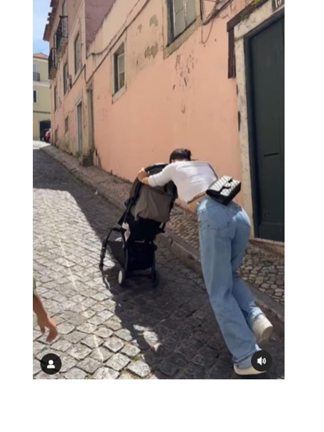 8 Momen Jennifer Bachdim Angkat Stroller Anak saat Liburan di Portugal, Curi Perhatian