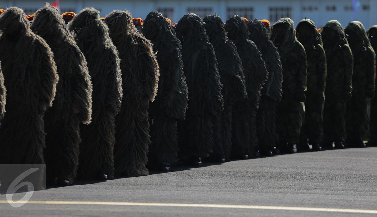 Pasukan penembak jitu dan pasukan lainnya saat mengikuti upacara peringatan Hari Ulang Tahun (HUT) ke-71 di Taxi Way Skuadron Udara Bandara Halim Perdanakusuma, Jakarta, Minggu (9/4). (Liputan6.com/Faizal Fanani)