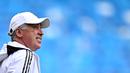 Pelatih Real Madrid, Carlo Ancelotti saat melakukan latihan menjelang laga semifinal Liga Champions 2022/2023 melawan Manchester City di Etihad Stadium, Manchester, Selasa (16/05/2023) waktu setempat. (AFP/Oli Scarff)