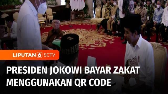 Presiden Joko Widodo dan Wakil Presiden Ma'ruf Amin beserta sejumlah menteri Kabinet Indonesia Maju menunaikan kewajiban zakat di Istana Negara, Jakarta.