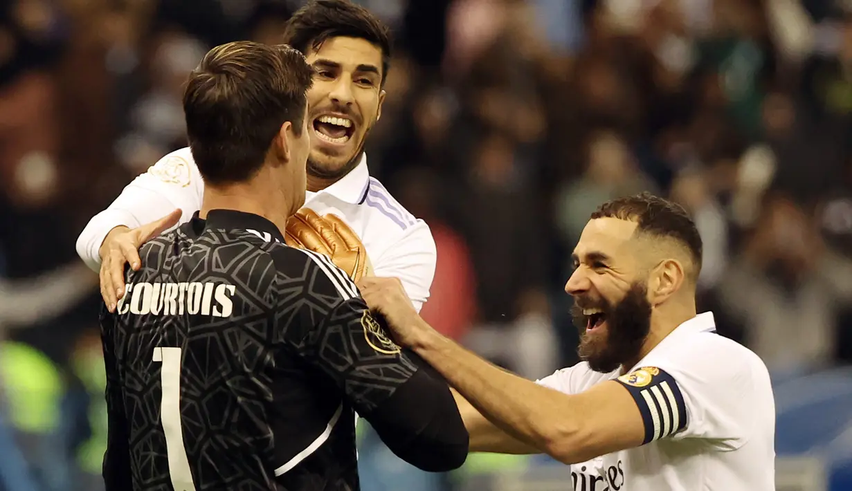 Dibumbui hubungan tak harmonis antara kedua pelatih, Carlo Ancelotti dan Gennaro Gattuso, Real Madrid berhasil mengalahkan Valencia lewat adu penalti 4-3 (1-1) dalam babak semifinal Piala Super Spanyol yang berlangsung di King Fahd Stadium, Riyadh, Arab Saudi, Kamis (12/1/2023) dini hari WIB. Kiper Real Madrid Thibaut Courtois menjadi pahlawan kemenangan Los Blancos setelah berhasil menepis dua ekseksui penalti Valencia. (AFP/Giuseppe Cacace)