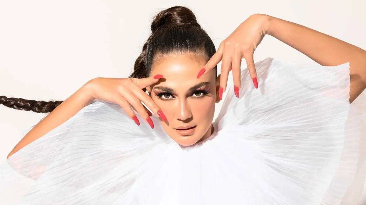 FOTO: Gaya Luna Maya dalam Busana Serba Putih Ini Tampil Menawan
