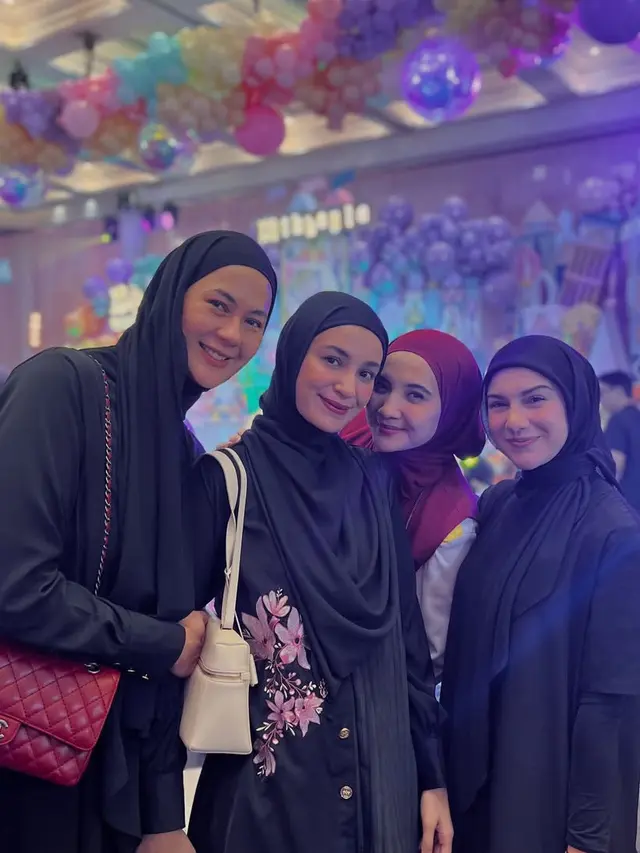 OOTD Geng Cendol Hadir di Ulang Tahun Putri dr.Feni. [@paula_verhoeven]