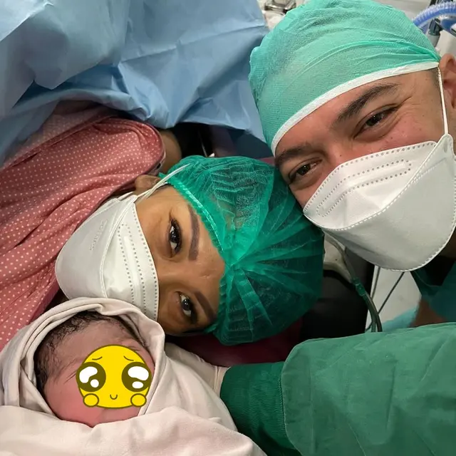 Lahirkan Anak Keempat di Usia 43 Tahun, Ini 6 Potret Haru Persalinan Nola B3
