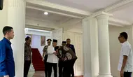 Wakil presiden terpilih Gibran Rakabuming Raka sowan ke kediaman Wakil Presiden (Wapres) Ma'ruf Amin pada Rabu (24/4/2024). (Liputan6.com/Delvira Hutabarat)