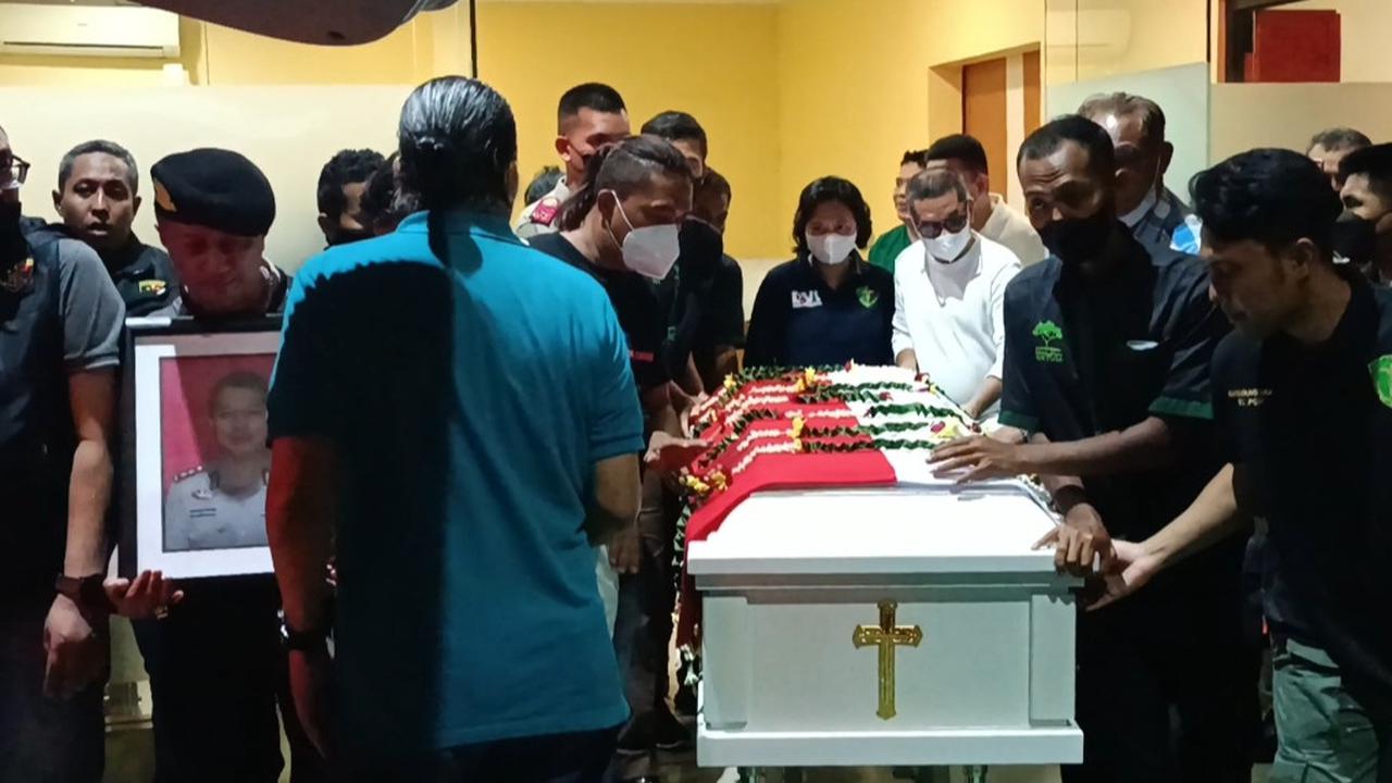 Jenazah AKBP Buddy Alfrits Towoliu saat dibawa menuju ke RSPAD Gatot Soebroto