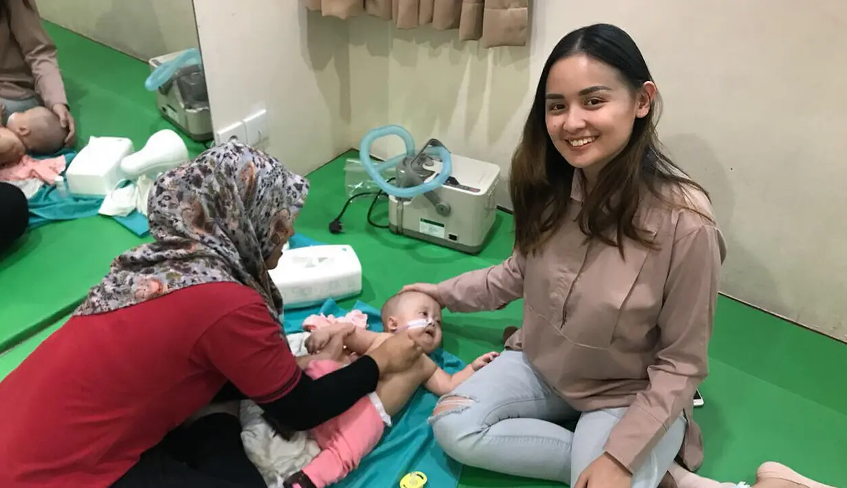 Lantaran sistem pernapasan Zionna terganggu karena displasia, ia pun harus menggunakan alat pernafasan khusus. (Foto: instagram.com/joannaalexandra)