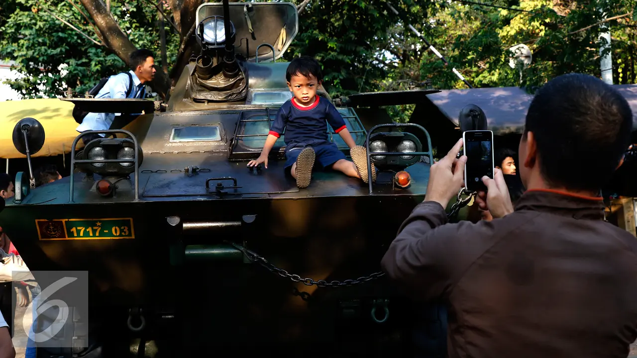 20150827- Warga Depok Antusias Tonton Pameran Alutsista TNI-Jabar