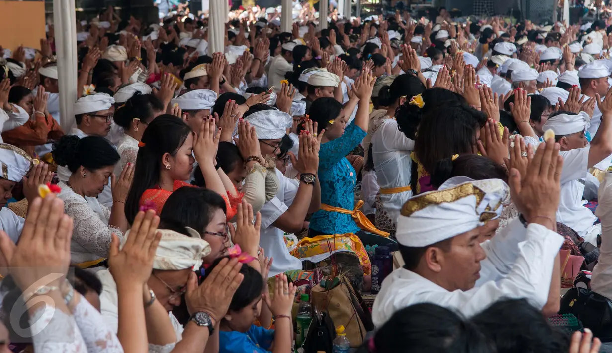 Umat Hindu memanjatkan doa pada upacara Tawur Agung Kesanga sehari menjelang Hari Raya Nyepi di Pura Aditya Jaya, Jakarta, Senin (27/3). Prosesi Tawur Agung merupakan rangkaian perayaan Hari Raya Nyepi tahun baru saka 1939. (Liputan6.com/Gempur M Surya)
