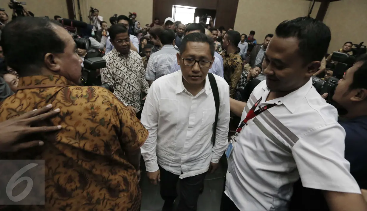 Mantan Ketum Partai Demokrat Anas Urbaningrum memasuki ruang persidangan kasus korupsi e-KTP di Pengadilan Tipikor Jakarta, Kamis (6/4). Anas bersama tujuh orang saksi dihadirkan JPU dalam sidang kelima kasus korupsi e-KTP ini. (Liputan6.com/Helmi Afandi)