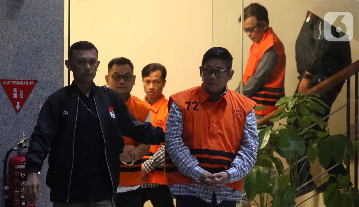 Penahanan keempat tersangka ini merupakan pengembangan perkara sebelumnya dalam operasi tangkap tangan (OTT). Tampak dalam foto, Wakil Ketua Dewan Perwakilan Rakyat Daerah (DPRD) Kabupaten Ogan Komering Ulu periode 2024-2029, Parwanto (depan) sesaat sebelum rilis penetapan penahanan di Gedung Merah Putih Komisi Pemberantasan Korupsi (KPK), Jakarta, Kamis 20 November 2025. (Liputan6.com/Helmi Fithriansyah)
