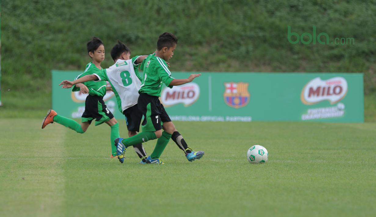 Anak-anak sekolah dasar berebut bola pada ajang MILO Football Championship 2018 di Lapangan Panahan GBK, Jakarta, (24/3/2018). Sekitar 128 Sekolah Dasar di Jakarta ikut ambil bagian pada ajang tersebut. (Bola.com/Nick Hanoatubun)