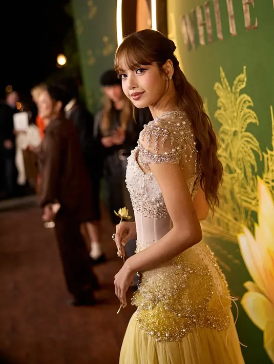 Konsisten dengan poni rata yang khas, rambut panjang cokelat Lisa ditata dengan half braided ponytail. Wajahnya pun dipulas dengan brown makeup look yang flawless [@lalalalisa_m]