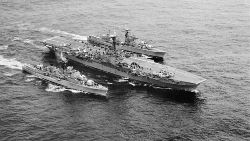 HMAS Voyager bersama kapal HMAS Vendetta dan kapal induk HMAS Melbourne pada 1959 (Wikipedia/Public Domain)