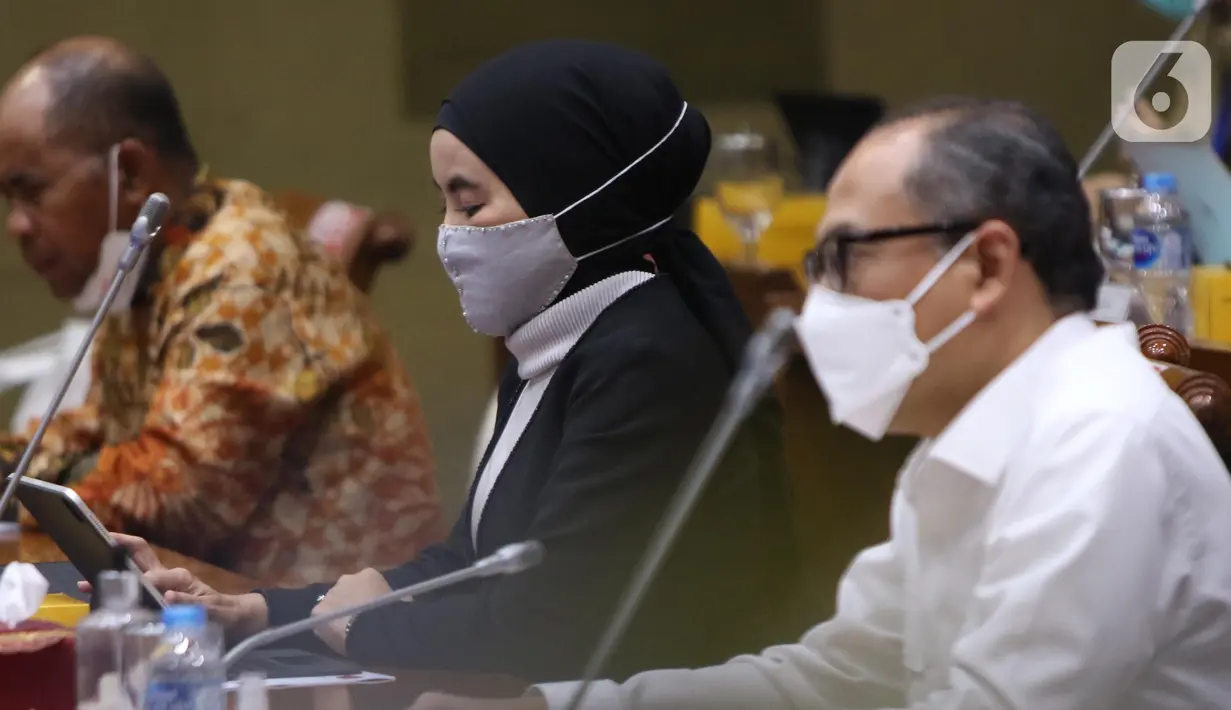 Dirut Pertamina Nicke Widyawati saat mengikuti rapat dengar pendapat dengan Komisi VII DPR di Kompleks Parlemen, Senayan, Jakarta, Selasa (29/3/2022). RDP itu membahas dampak kenaikah harga minyak mentah dunia terhadap harga dan penyaluran BBM di dalam negeri. (Liputan6.com/Angga Yuniar)