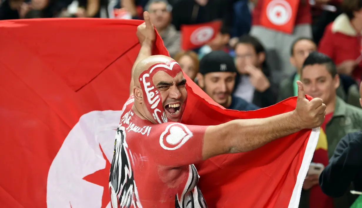 Ekspresi pendukung Timnas Tunisia saat menyaksikan pertandingan antara Tunisia melawan Libya di kualifikasi Piala Dunia 2018 di Stadion Olimpiade Rades, Tunisia (11/11). Tunisia berhasil lolos ke Piala Dunia 2018. (AFP Photo/Fethi Belaid)