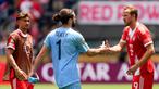 Kiper Auckland City, Conor Tracey, bersalaman dengan pemain Bayern Munchen, Harry Kane, setelah pertandingan Grup C Piala Dunia Antarklub 2025 di TQL Stadium, Minggu (15/06/2025). (AFP/(Photo by Dylan Buell)