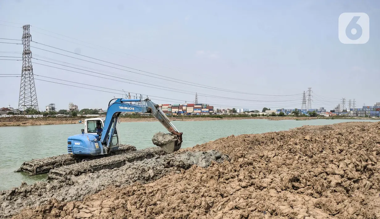 Petugas SDSDA menggunakan ekskavator mengerjakan pembangunan Waduk Belibis, Semper Barat, Cilincing, Jakarta Utara, Rabu (13/10/2021). Progres pembangunan Waduk Belibis yang dibangun sejak Oktober 2020 sebagai upaya pengendalian banjir telah mencapai 80 persen. (merdeka.com/Iqbal S. Nugroho)