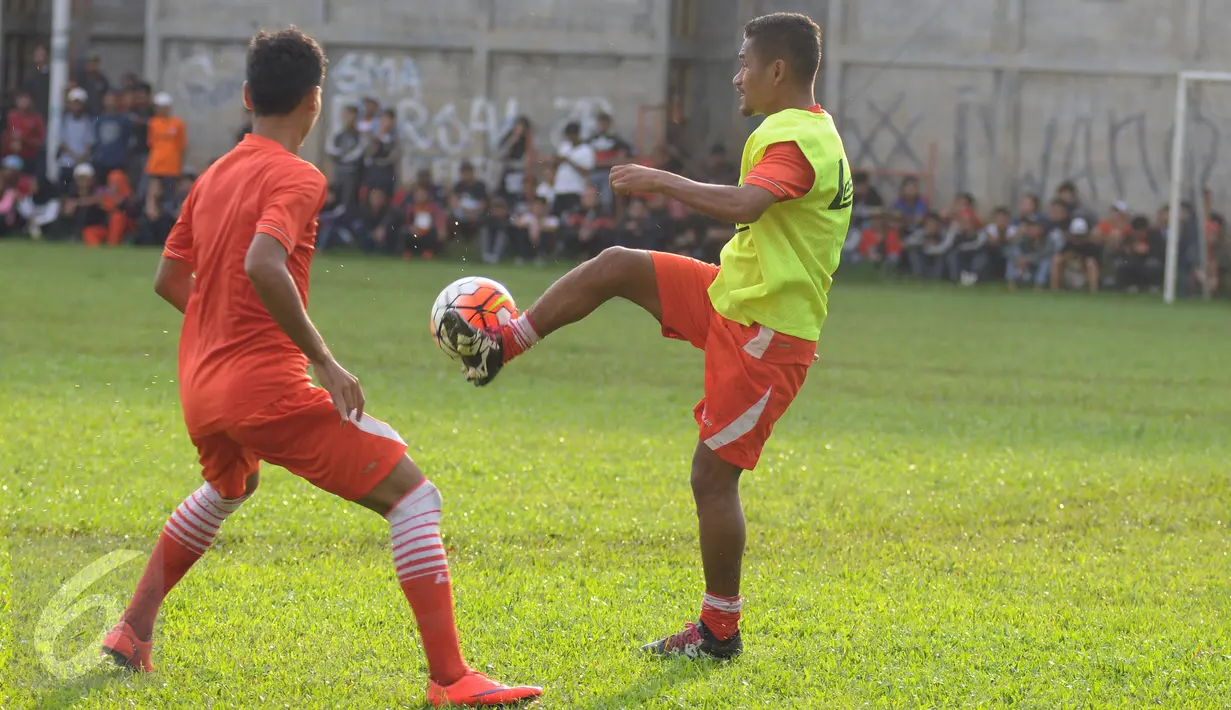 Gelandang Persija, Ramdani Lestaluhu (kanan) saat berlatih di NYTC, Depok, Rabu (17/2/2016).Latihan perdana Persija jelang berlaga di turnamen Piala Bhayangkara 2016 tanpa didampingi pelatih asal Brasil, Paulo Camargo. (Liputan6.com/Helmi Fithriansyah)