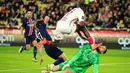 Laga Ligue 1 antara Paris Saint-Germain (PSG) dan AS Monaco pada Rabu (18/12/2024) diwarnai insiden mengerikan. Gianluigi Donnarumma, kiper andalan PSG mengalami cedera wajah parah setelah terkena pul sepatu pemain AS Monaco, Wilfried Singo. (AFP/Valery Hache)